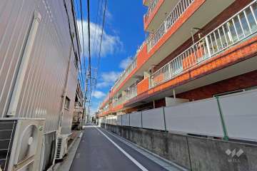 敷地の南側前面道路（東側から）