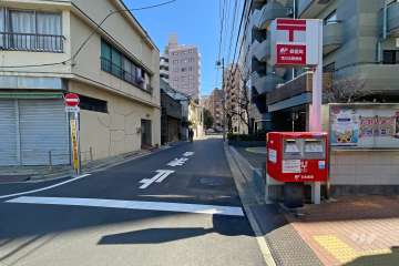敷地北側の前面道路（西側から）