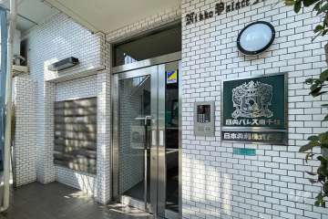 エントランスはオートロック付きです。