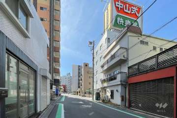 敷地西側の前面道路