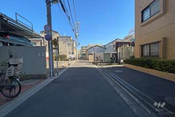 敷地北側の前面道路（西側から）