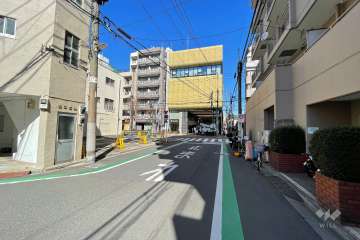 敷地西側の前面道路