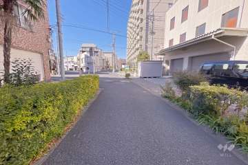 敷地北側の前面道路（東側から）