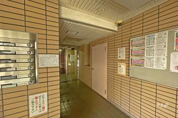 エントランスはオートロック付きです。