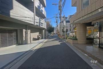 敷地の南側前面道路（東側から）