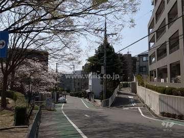 やや高台の開放感のある立地