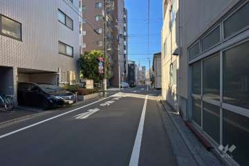 敷地北側の前面道路（東側から）