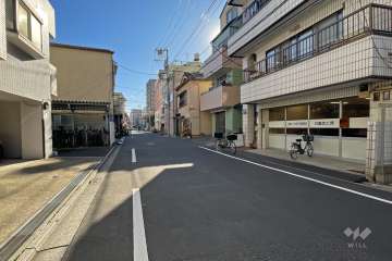 敷地西側の前面道路（北側から）