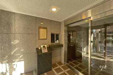 エントランスはオートロック付きです。