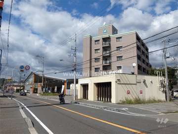 すぐ南側には国道176号線が走っており、沿道には各種店舗が並んでいます。