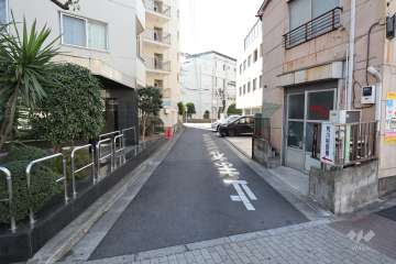 敷地北西側の前面道路（北東側から）