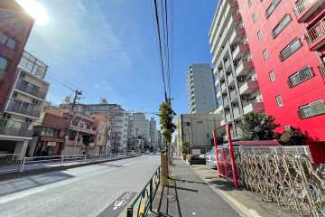 敷地南側の前面道路（東側から）