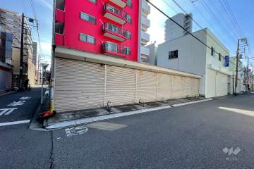 駐車場の出入り口（シャッター付き）