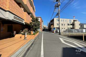 敷地の東側前面道路（南側から）