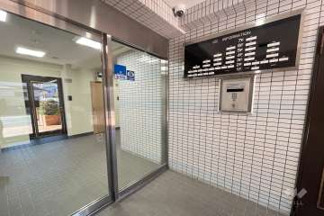 エントランスはオートロック付きです。