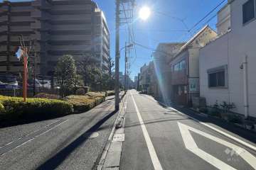 敷地北側の前面道路（東側から）