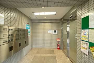 エントランスはオートロック付きです。