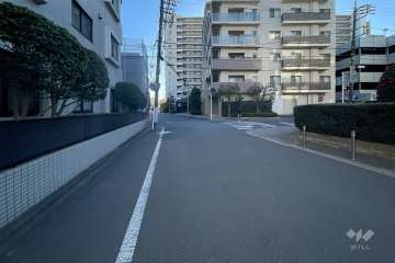 敷地西側の前面道路