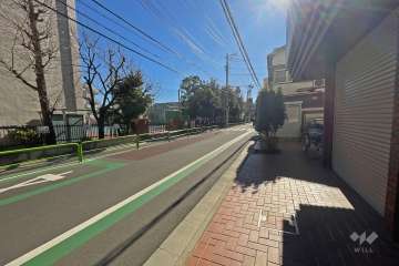 敷地東側の前面道路（北側から）