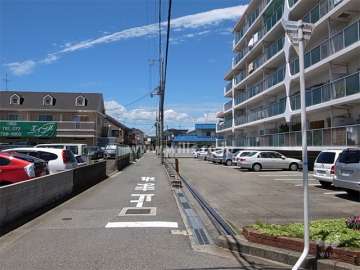敷地南側にある敷地内駐車場と前面道路