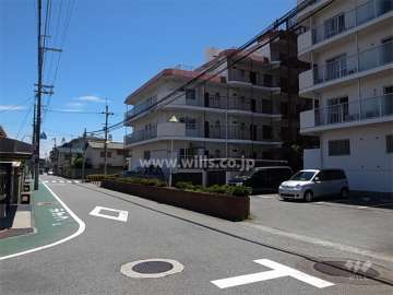 敷地北側の前面道路。周辺はマンションと一戸建てが混在する住宅地です。
