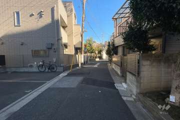 敷地北側の前面道路（西側から）