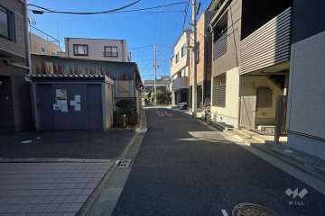 敷地北側の前面道路（東側から）