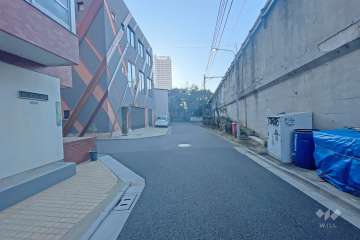 敷地南西側の前面道路（北西側から）