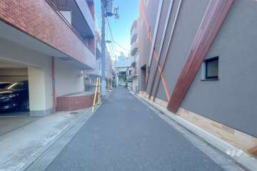 敷地南東側の前面道路（南西側から）