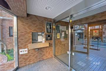 エントランスはオートロック付きです。