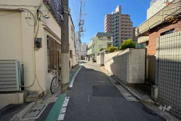 敷地西側の前面道路　