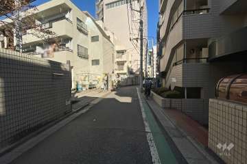 敷地西側の前面道路