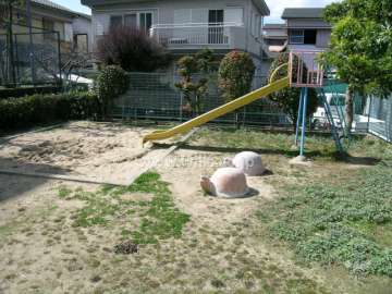 隣接する小さな公園