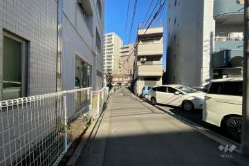 敷地南西の側前面道路（南東側から）