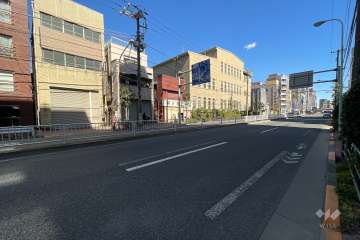 敷地北側の前面道路（西側から）