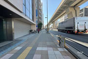 敷地西側の前面道路