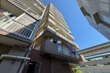 トーア東尾久マンションの外観（南西側から）