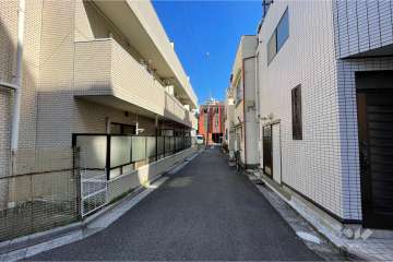 敷地南東側の前面道路（南西側から）