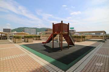 棟内5階部分にある広場