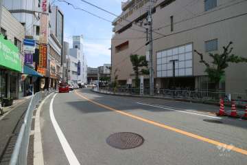敷地西側の前面道路