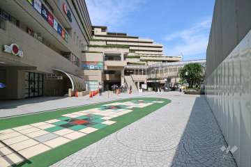 敷地北側の通路。通路を挟んで阪急池田駅です。