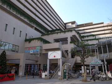 阪急池田駅の南側に隣接し、低層階には店舗や事務所が入っています。