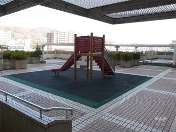 5階部分にある広場。五月山などが見渡せ、開放感のあるスペースです。