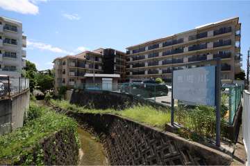 敷地西側を荒堀川が流れています。