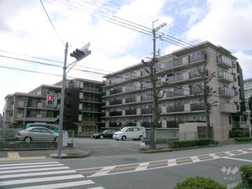 敷地北側は街路樹のきれいな二車線のバス通りで、バス停が徒歩1分の距離にあります。