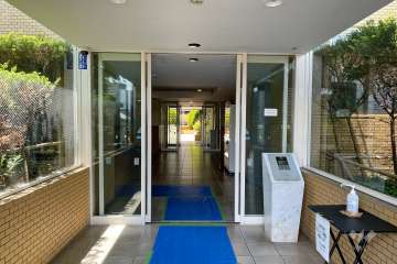 エントランスはオートロック付きです。