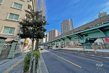 敷地の南東側前面道路は日光街道です（南西側から）。
