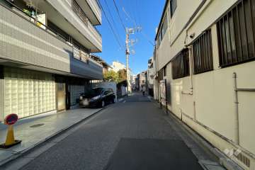 敷地南側の前面道路（西側から）