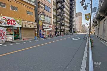 敷地の北西側前面道路は藍染川通りです（南西側から）。