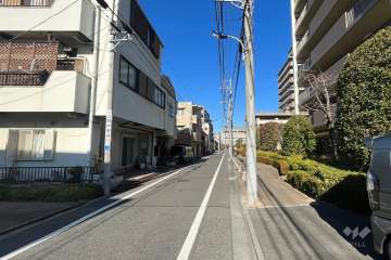 敷地西側の前面道路（南側から）
